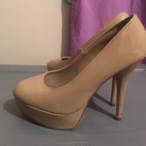 Nude pumps