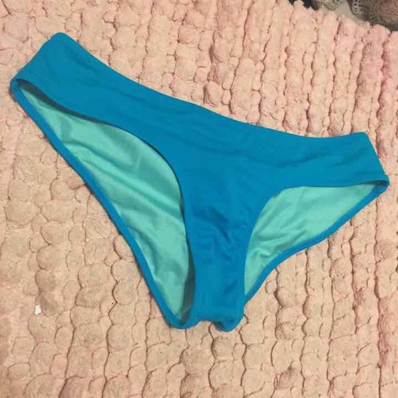 SOLD ON Ⓜ️erc❌ cheeky bikini bottoms - Picture 1 of 3