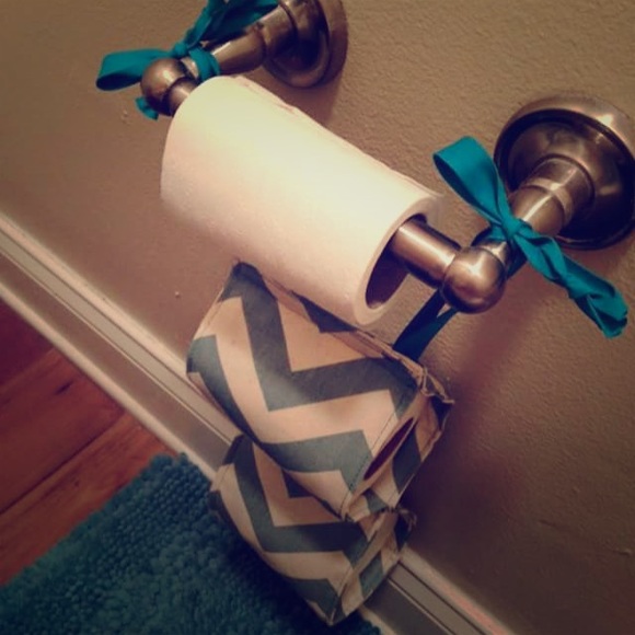Toilet roll holder
