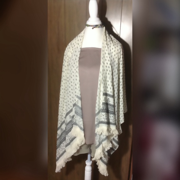 Last one Festival boho wrap with tassels NWT - Picture 3 of 3