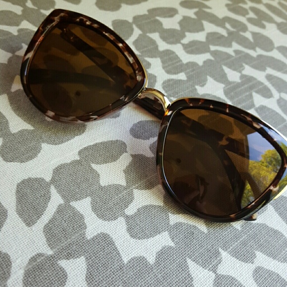 LAST PAIR Gold Tortoise Shell Cat Eye Sunglasses - Picture 2 of 3