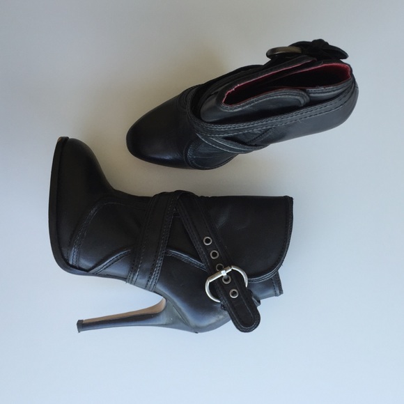 Max Studio "croydon" booties black leather