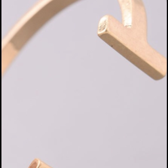 NWT || Matte Gold Bar Bangle Bracelet - Picture 3 of 4