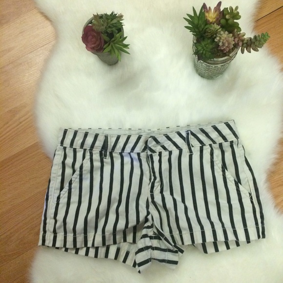 Striped shorts - Picture 2 of 3