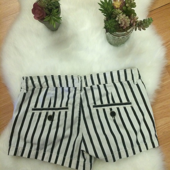 Striped shorts - Picture 3 of 3