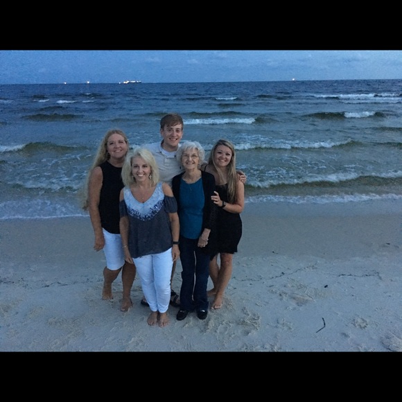 Meet Your Posher, Carly - Picture 2 of 6