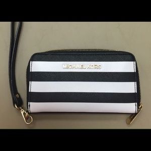 Michael kors wristlet