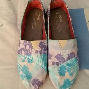 TOMS.  BLUE PALM TREE   SIZE 9