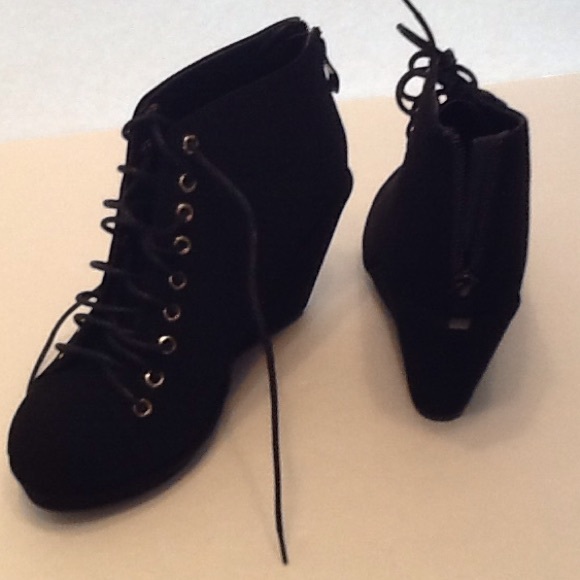 Forever Shoes - Woman's zippered faux suede ankle boot gold detail