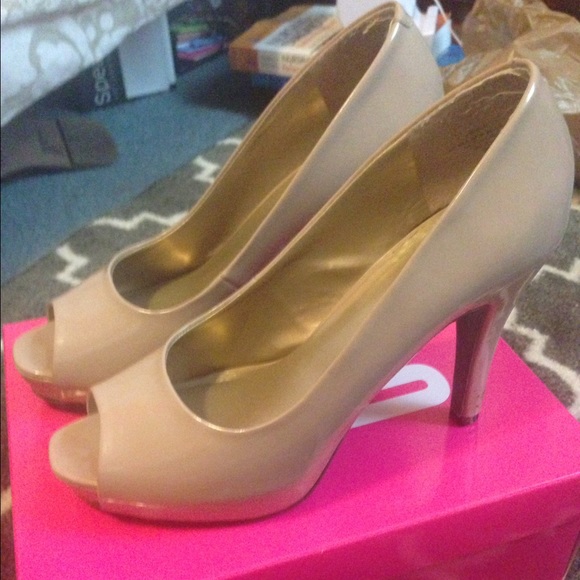 9&CO. Nude, peep-toe heels
