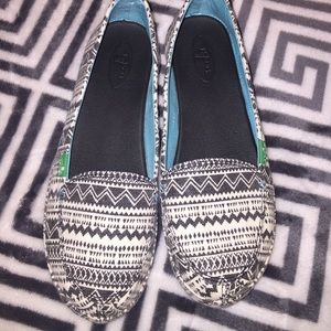 Sanuk tribal shoes size 8