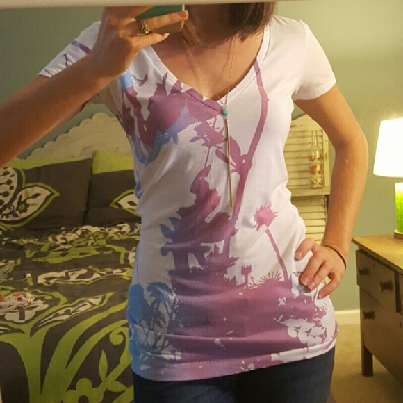 V-neck short sleeve shirt