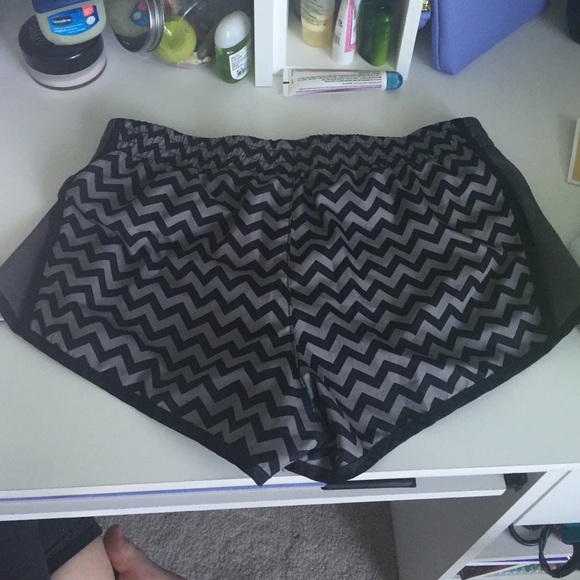 Loose dri-fit shorts - Picture 2 of 3