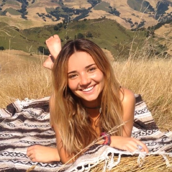 Meet your Posher, Lauren - Picture 2 of 2