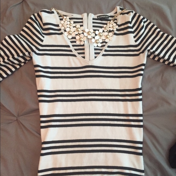 Black and White 1/4 sleeve V Neck Blouse