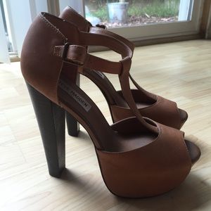 CAMEL COLORED SANDAL HEEL