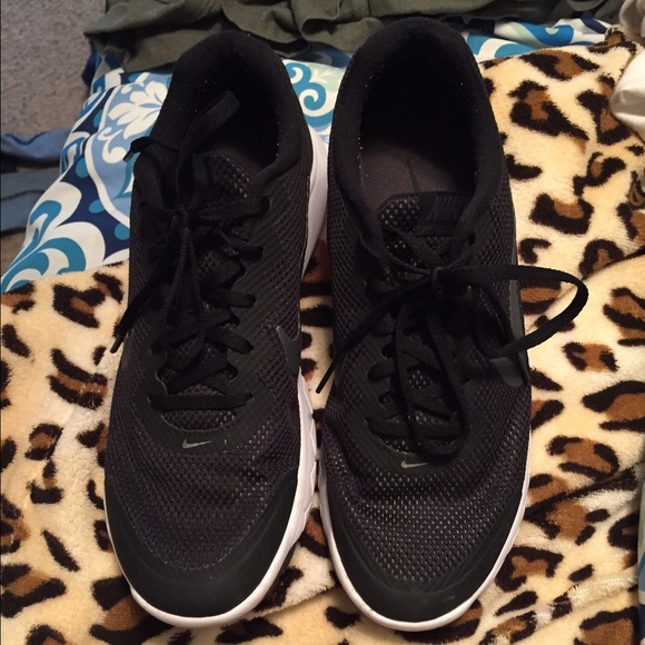 women's Nike tennis shoes