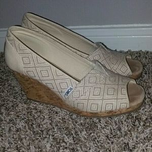 💥💗24 hr FLASH SALE💗💥Adorable TOMS Wedges