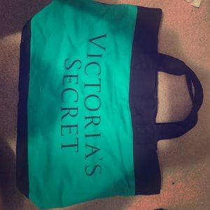 I am selling a Victoria secret duffle bag!!