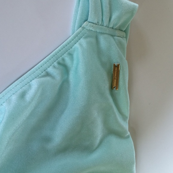 Turquoise bottom. - Picture 3 of 3