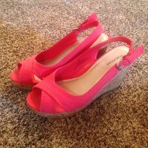 Coral peep toe wedge - Maurices size 9