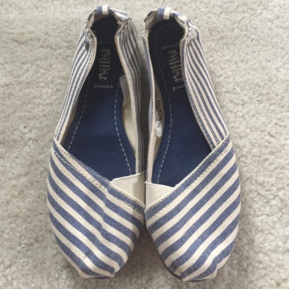 Blue stripped canvas shoe