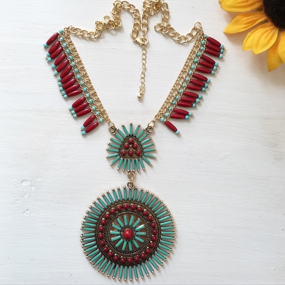 Urban Outfitters Jewelry - Beautiful statement necklace