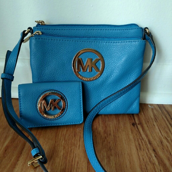 Michael Kors Handbags - 🎉MK BUNDLE🎉MK Blue Crossbody Bag & Card Holder