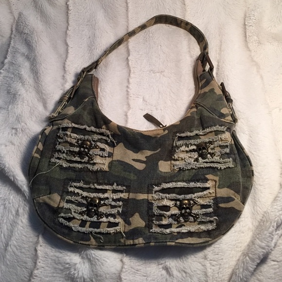 Camo purse with skull and crossbones