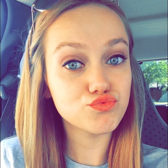 Meet your Posher, Kayla