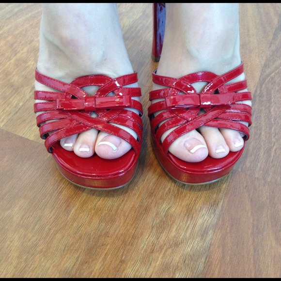 Sassy Guess red heels - Picture 2 of 4