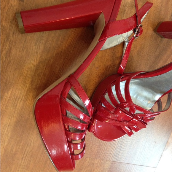 Sassy Guess red heels - Picture 4 of 4