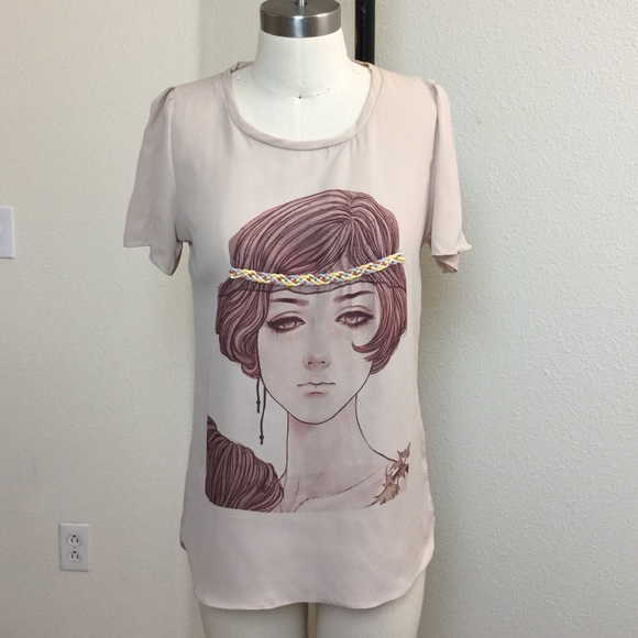 Short sleeves top w/ a printed boho graphic girl