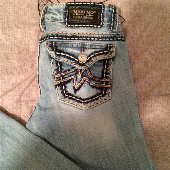 Distressed, light wash Miss Me boot cut! Cute!!