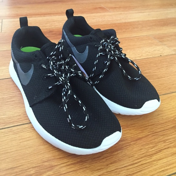 Nike Roshe Run (never been worn!)