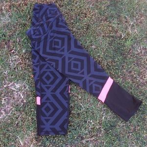 Danskin geometric workout capris