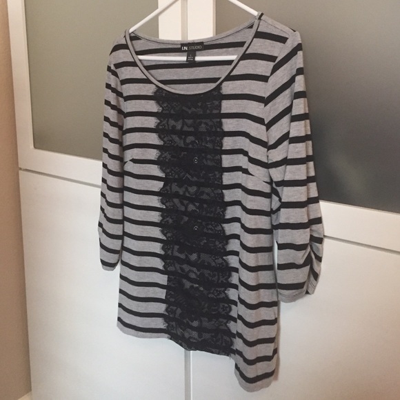 Black and grey stripe 3/4 length sleeve shirt
