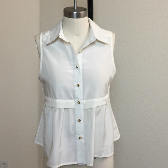 New. Sleeveless button front top