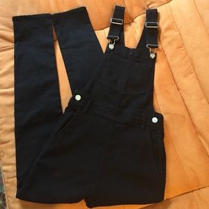 H&M Trendy Black skinny overalls🙌🏼.