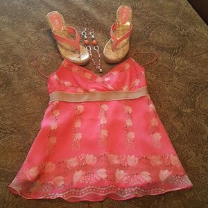 Top, shoes, necklace