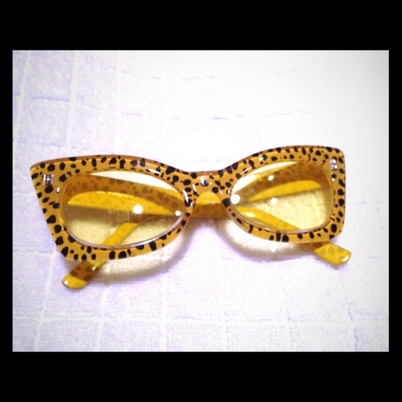 Retro yellow polka dot sunglasses