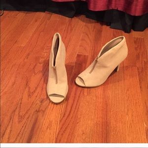 Tan open toe booties with gold zipper 👢👢