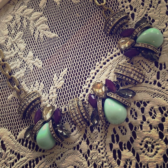 Queen Bee vintage style statement necklace 💛