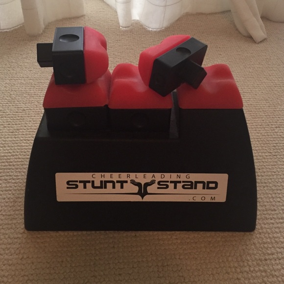 Cheerleading stunt stand