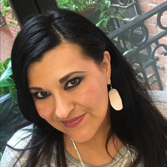 Meet your Posher, Dina - Picture 2 of 2