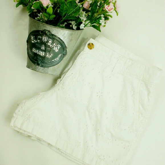 {FREE SHIPPING}Old Navy White Eyelet Shorts