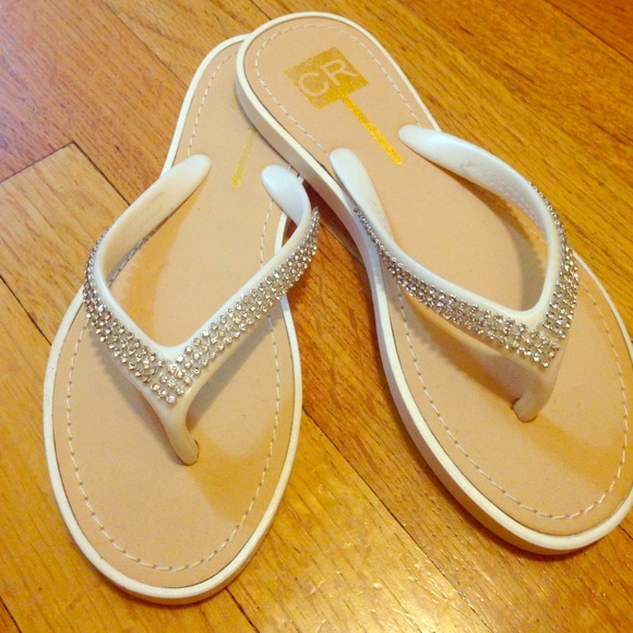 BRAND NEW WHITE FLIP FLOPS..No gems missing.size 6
