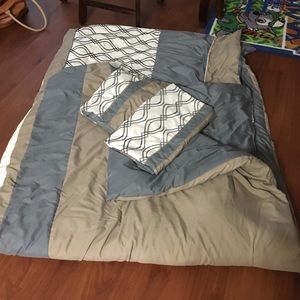 Full/ queen comforter reversible with pillowcases
