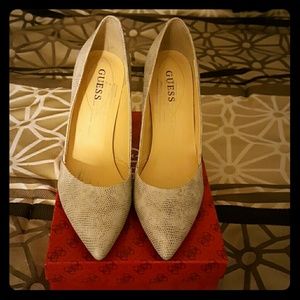 Guess Pumps