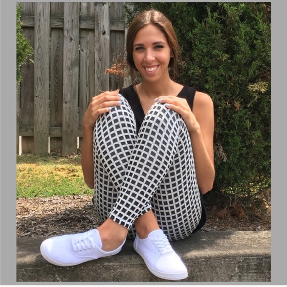 🆕Black & White Gingham Printed Leggings - Picture 3 of 3